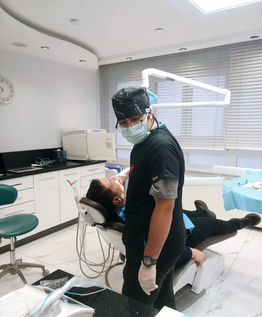 Dt. Mert Gündüz kliniğinde tedavi uygularken