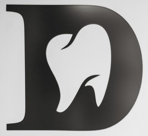 Dt. Mert Gündüz Diş Kliniği logosu